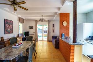 a kitchen and a living room with a counter top at Casa Tati Strand in Sant Pere Pescador