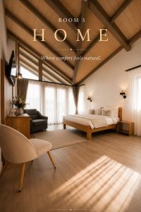 ein Schlafzimmer mit einem Bett, einer Couch und einem Stuhl in der Unterkunft REY Chalet in Vatra Dornei