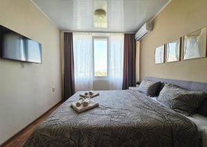 ein Schlafzimmer mit einem Bett, auf dem ein Teddybär liegt in der Unterkunft Flyspot Apartment in Sofia