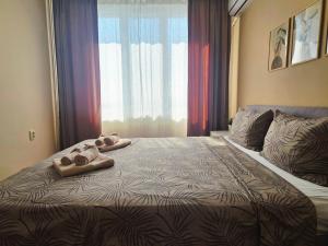 ein Schlafzimmer mit einem großen Bett, auf dem Handtücher liegen in der Unterkunft Flyspot Apartment in Sofia