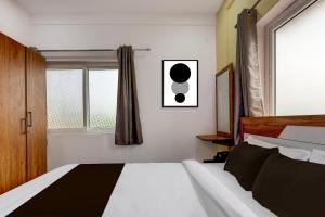 a bedroom with a large bed and a window at Super Collection O Lorven Grand in Visakhapatnam