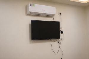 a flat screen tv hanging on a wall at Villas avec piscine in Taguermess