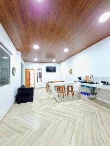 a living room with a wooden ceiling and a table at Suite frente al Mar con Acceso Directo a la Playa in Ballenita