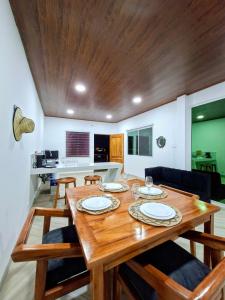 a dining room with a wooden table and chairs at Suite frente al Mar con Acceso Directo a la Playa in Ballenita