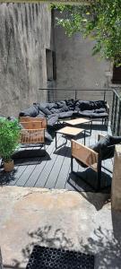 two benches and a table on a deck at Gîte Le Citronnier - Piscine partagée in Lagorce