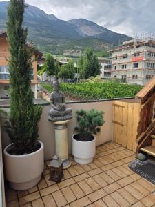 a balcony with two potted plants and a statue at Duplex Salgesch in Salgesch