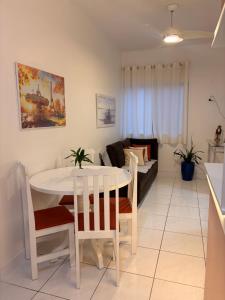 a living room with a table and chairs and a couch at Ap 2 Quartos em Caiobá, garagem, Wi-Fi in Matinhos +13 photos