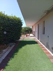 a yard with green grass next to a building at Mimì Home in Isernia