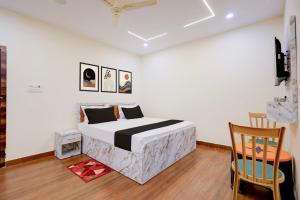 a bedroom with a bed and two chairs in it at Hotel O Swarg Paradise Inn in Rānchī
