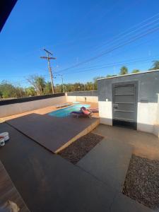 a backyard with a swimming pool and a building at Casa da tami in Bonito