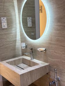 a bathroom with a sink and a mirror at أستراحة الهوني in Banghāzī