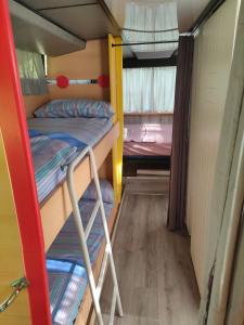 a room with two bunk beds and a window at terrebioBus in Visnadello
