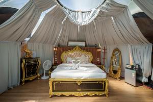 a bedroom with a bed in a tent at เดอะเบสแคปซูล รีสอร์ท in Ban Tha Manao