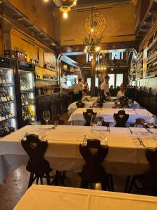a row of tables in a restaurant with people working at ARENA D'INTORNO LUXURY e SUITES in Verona