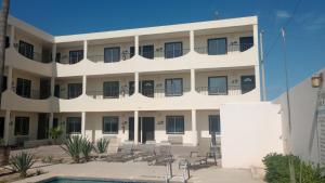 an apartment building with a swimming pool in front of it at Hotel palma de oro in Puerto Peñasco