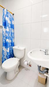 a bathroom with a toilet and a sink at Casa Wilson in Cartagena de Indias