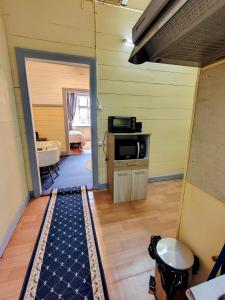 a room with a kitchen and a living room at Her Home in Purranque +7 photos
