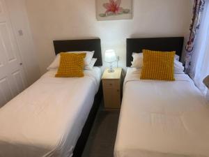 two beds sitting next to each other in a room at Seaview Inn in Southport