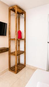 a room with a wooden shelf with a red pillow at Casa Wilson in Cartagena de Indias
