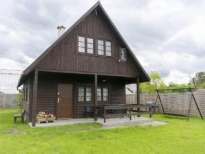 a small house with a picnic table in front of it at Domki na Wyspie Anna in Gdańsk