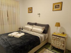 a bedroom with a bed with two towels on it at Petit Margaret in Santa Rosa