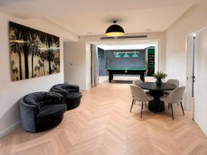 a living room with a pool table and chairs at סוויטת נווה in Pardes H̱anna