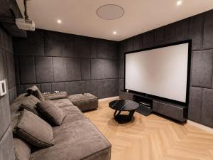 a living room with a couch and a flat screen tv at סוויטת נווה in Pardes H̱anna +1 photo