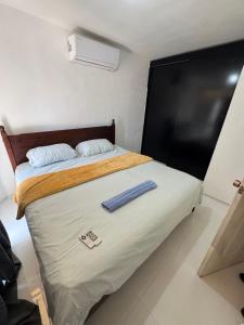 a bedroom with a bed with a wooden head board at Palmera africana 1 in Los Paredones