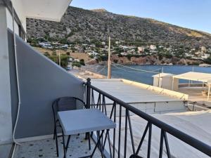 a balcony with a chair and a view of the water at Salamina Sea View in Kakí Vígla