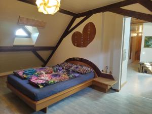 a bedroom with a bed in the corner of a room at BnB LES OISEAUX, chez Lidia, 26m2 à 44m2, 2ème étage in Vendlincourt