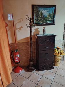 a room with a fire hydrant next to a dresser at La perla del mare in Santa Flavia