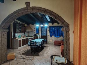a kitchen with an archway and a table in a room at La perla del mare in Santa Flavia