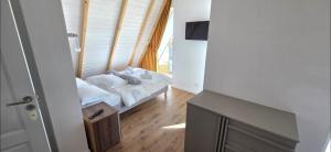a bedroom with a bed with white sheets and a window at Cabana Bogdan Rânca in Ranca