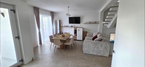 a living room with a dining table and a kitchen at Cabana Bogdan Rânca in Ranca
