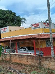 a store with a car parked in front of it at Chacara Maua Eventos in Planaltina