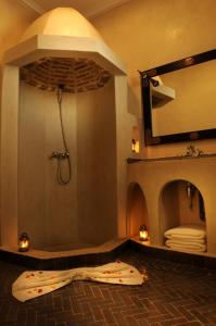Et badeværelse på Riad Les Hibiscus