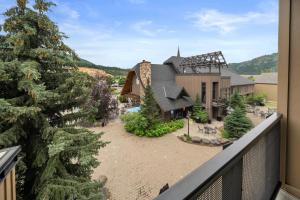 an aerial view of a house with a courtyard at Morning Star Lodge - Hosted by Linda in Kellogg