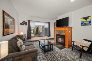 a living room with a couch and a fireplace at Morning Star Lodge - Hosted by Linda in Kellogg