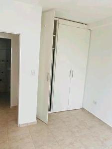 an empty room with white walls and white doors at Los Bajitos in Maipú