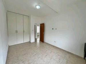 an empty room with white walls and a door at Los Bajitos in Maipú