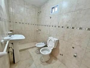 a bathroom with a toilet and a sink at Los Bajitos in Maipú