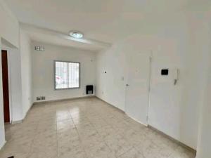 an empty room with white walls and a tile floor at Los Bajitos in Maipú