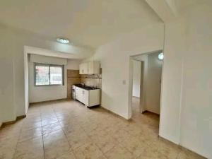 an empty room with a kitchen in a house at Los Bajitos in Maipú