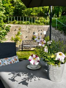 a table with two vases with flowers on it at Ferienwohnung Elya Gartenparadies nahe Events, Outlet und Spa in Bad Münstereifel