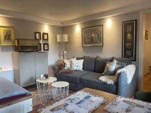 a living room with a couch and a table at Ferienwohnung Lahntalblick in Weilburg