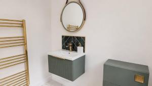 a bathroom with a sink and a mirror at Modern Central 3 Bedroom House in Stranraer