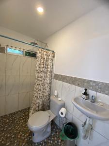 a bathroom with a toilet and a sink at Casa de Heidi in Puerto López