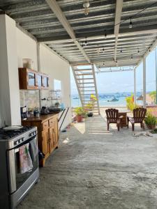 a kitchen with a stove and a view of the ocean at Casa de Heidi in Puerto López