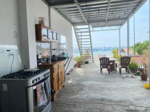 a kitchen with a stove and a table with chairs at Casa de Heidi in Puerto López +5 photos