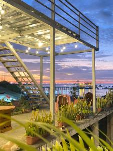 a patio with plants and a view of a pier at Casa de Heidi in Puerto López